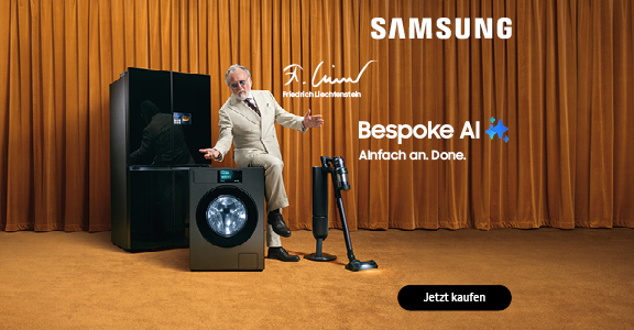 Friedrich Liechtenstein präsentiert Waschmaschine und Staubsauger vor orangefarbenem Vorhang, Samsung Bespoke AI
